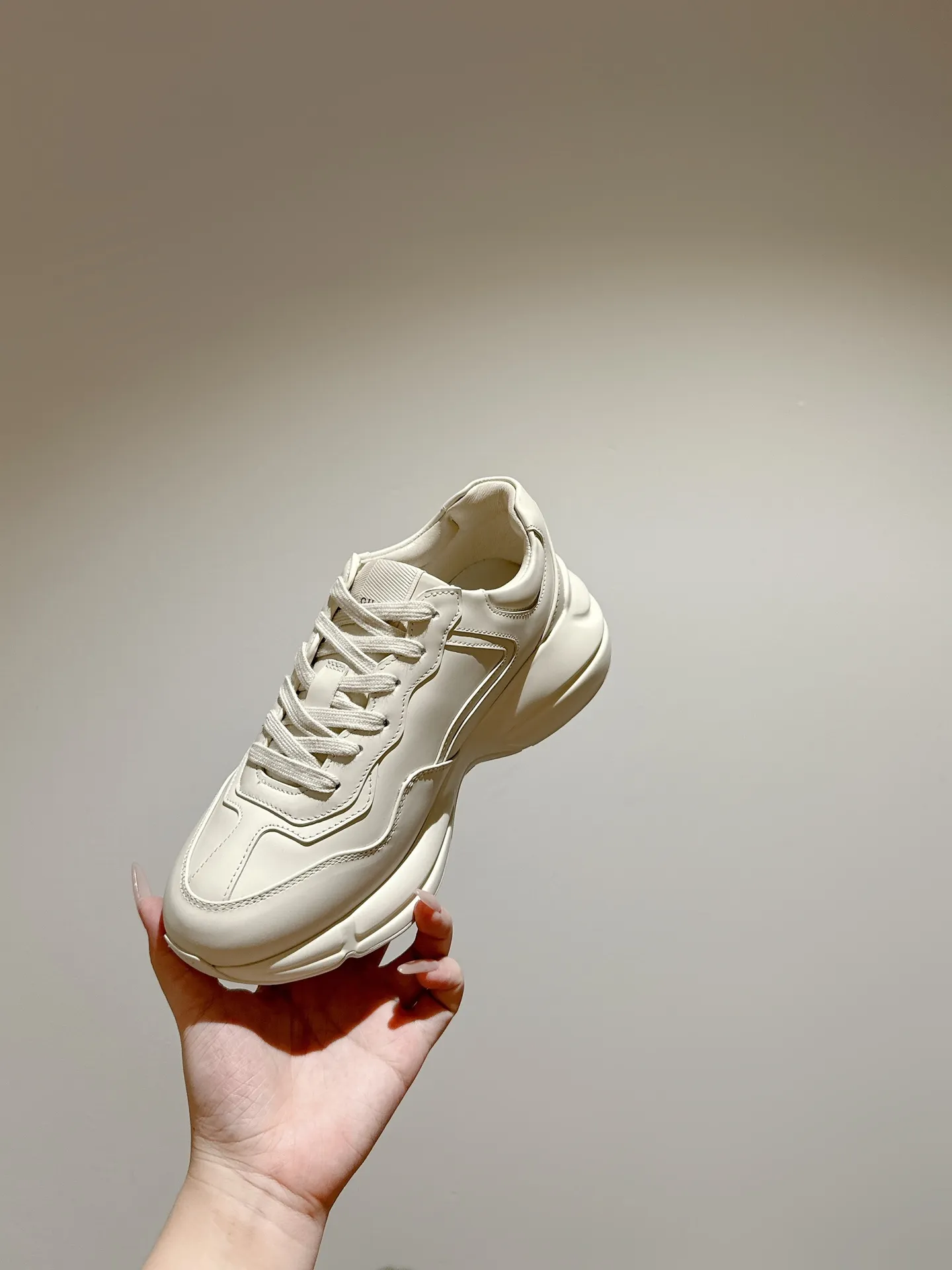 👟👟Ex-factory price 700👟👟 Men's size +10 🇮🇹Italy🇮🇹Gucci GUCCI🇮🇹Dad shoes (purchase level) (original replica) 👑 The original version purchased by Taikoo Hui has been continuously improved and upgraded in details, from the packaging of the shoes - anti-counterfeiting markings - shoe box accessories - fabric optimization - outsole technology - stitching and routing - oil edge technology. We do our best ◼️ Outsole: original plate molding ◼️ Upper: original grade A imported cowhide 🐮 ◼️ lining: original grade A mixed sheepskin 🐑 ◼️ Feet: original grade A mixed sheepskin 🐑 ◼️ Medium and low belt LOGO + original injection molding foot technology + original lasting technology ◼️ Original full set of customized packaging (anti-counterfeiting chip + a cloth bag + GUCCI card envelope + electronic invoice with credit card slip + shoelaces) ◼️ All details of the higher version are consistent with the original version (note the comparison) ◼️ Code number: 35-40 for women and 39-44 for men